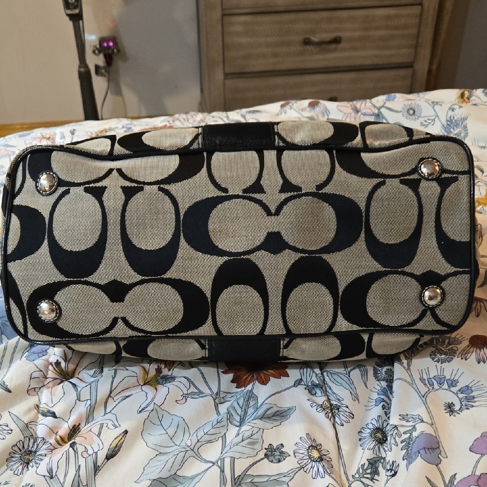 Coach Black and Cream Signature Shoulder Bag with Kisslock - Picture 3 of 10